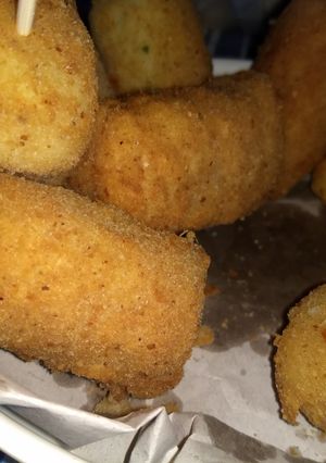 Una foto de Bombas de papas rellenas de salchichas