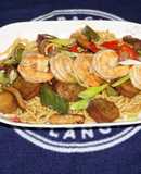 CAMARONES CON CHAMPIÑONES SHIITAKE, BERENJENA Y FIDEOS CHINOS