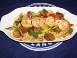 CAMARONES CON CHAMPIÑONES SHIITAKE, BERENJENA Y FIDEOS CHINOS