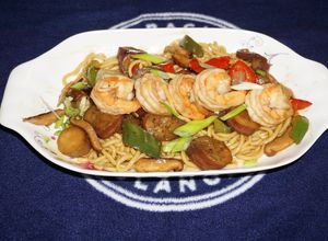 Una foto de CAMARONES CON CHAMPIÑONES SHIITAKE, BERENJENA Y FIDEOS CHINOS