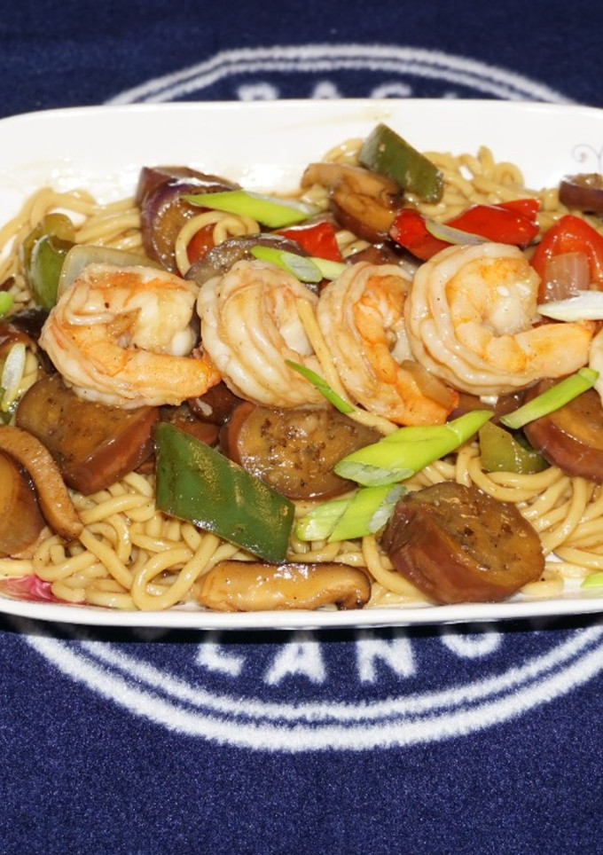 Una foto de CAMARONES CON CHAMPIÑONES SHIITAKE, BERENJENA Y FIDEOS CHINOS