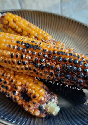 Une photo de Épis de maïs grillés à la braise 🌽