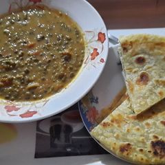 A picture of Ndengu in coconut sauce served with chapati.