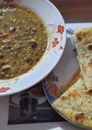 A picture of Ndengu in coconut sauce served with chapati.