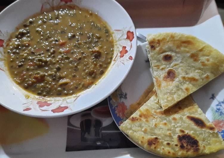 Ndengu in coconut sauce served with chapati