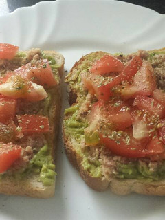Foto principal de Tostada de aguacate con atún