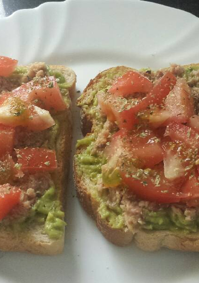 Una foto de Tostada de aguacate con atún