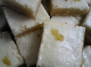 Una foto de Cuadrados húmedos de limón aptos para celiacos