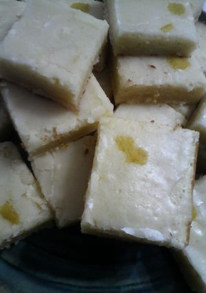 Una foto de Cuadrados húmedos de limón aptos para celiacos