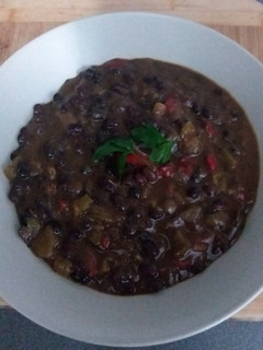 Una foto de 🫘 ◼️ Alubias negras con verduras🌶️🫑🥕