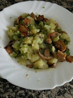 Una foto de Ensalada de patata con brócoli y champiñones