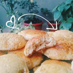 A picture of English Scones with raisens.