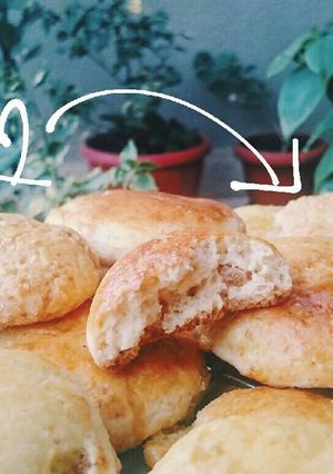 A picture of English Scones with raisens.
