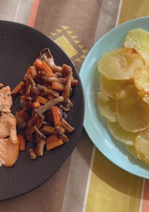 Una foto de Salmón con patatas al horno y salmón con setas