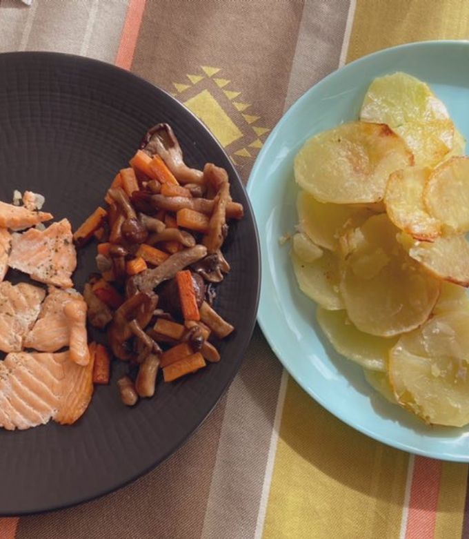 Una foto de Salmón con patatas al horno y salmón con setas
