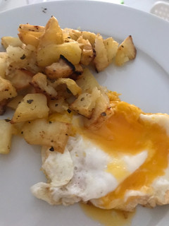 Una foto de Huevos “fritos” con patatas