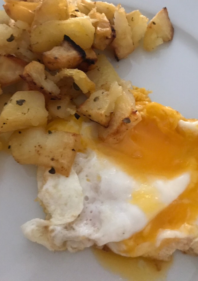 Una foto de Huevos “fritos” con patatas