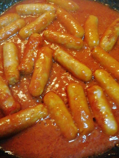 Una foto de Salchichas con tomate