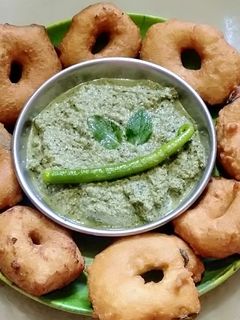 उडीद वडे (udid vade recipe in marathi) रेसिपी चे मुख्य फोटो 