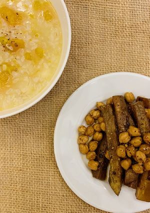Hình của món Cháo gạo lức bí đỏ, ăn kèm cà tím, đậu gà xào tương.