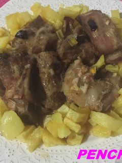Una foto de Costillejas de cerdo adobadas y asadas al ajo negro