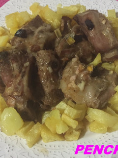 Una foto de Costillejas de cerdo adobadas y asadas al ajo negro