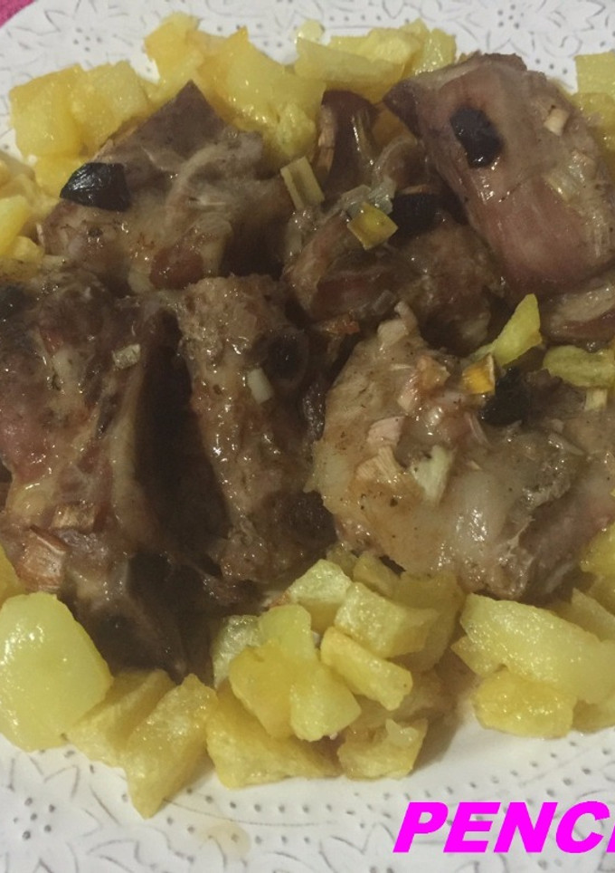 Una foto de Costillejas de cerdo adobadas y asadas al ajo negro