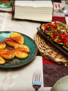 Una foto de Calabacín a la plancha con su vinagreta y patatas al vapor en microondas