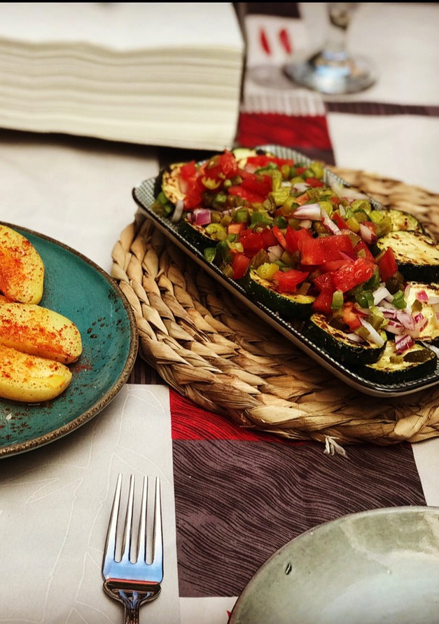 Una foto de Calabacín a la plancha con su vinagreta y patatas al vapor en microondas