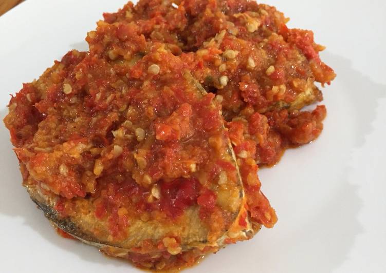 Langkah Mudah untuk Membuat Ikan tengiri bumbu bali yang Bisa Manjain Lidah