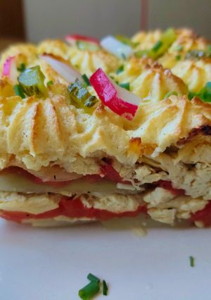 Una foto de Pastel milhojas de patata de pollo