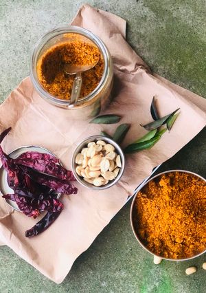 A picture of Peanut chutney powder with flaxseeds.