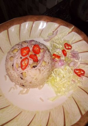 A picture of Shinkafa da wake and cabbage.