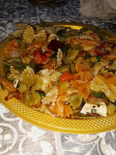Una foto de Macarrones de colores con queso y picante
