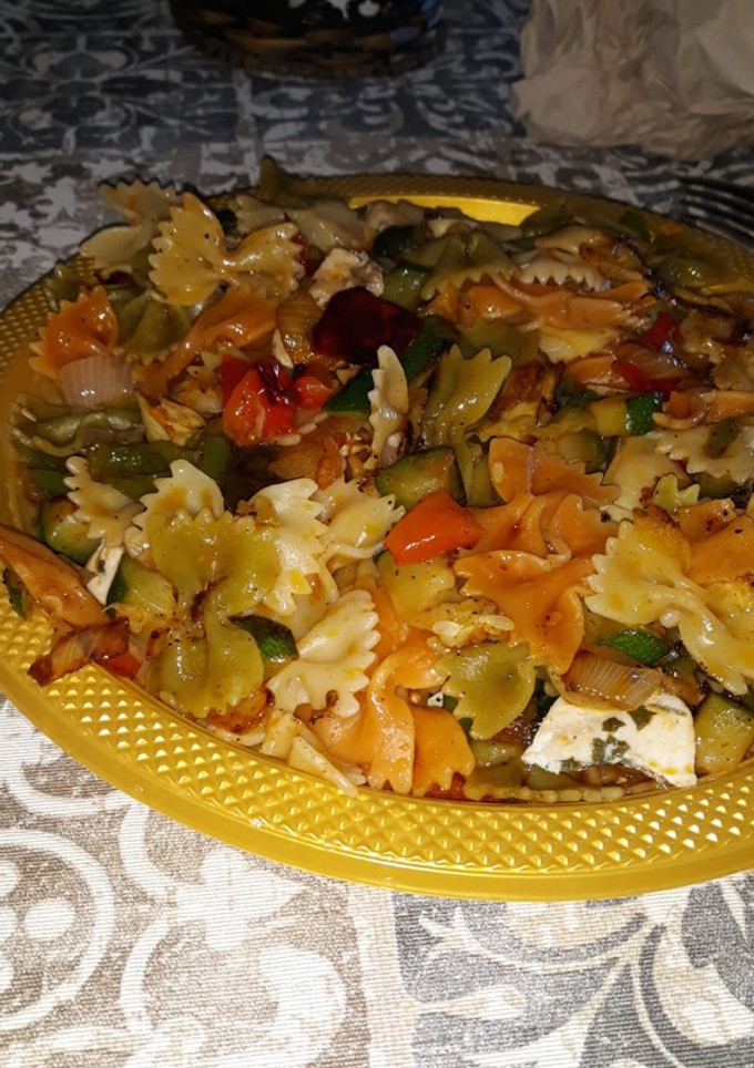Una foto de Macarrones de colores con queso y picante