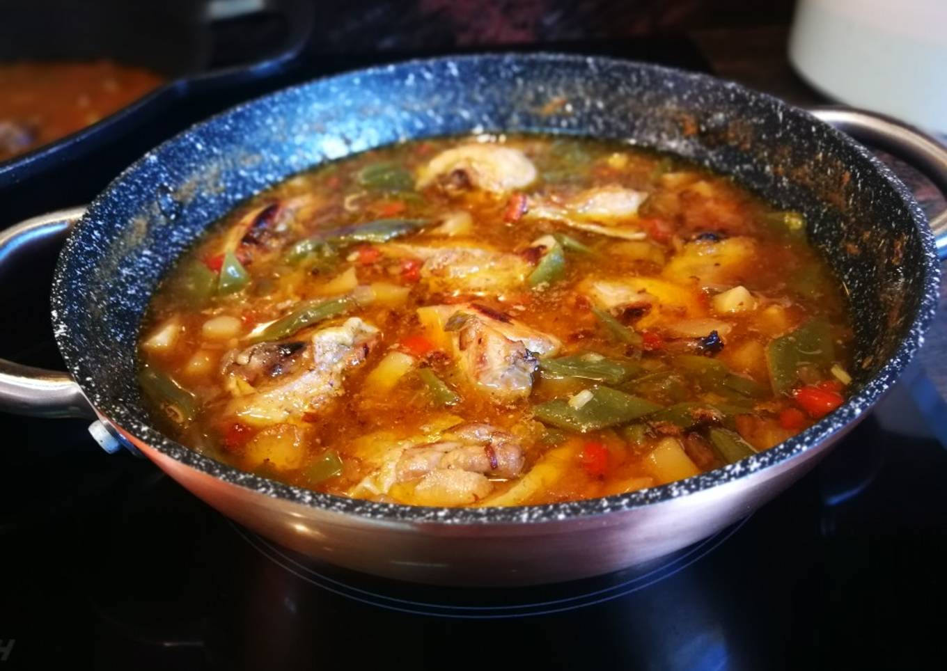Sopa de carne de pollo con judías verdes y chirivía