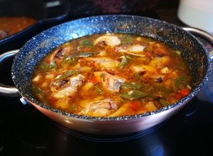 Una foto de Sopa de carne de pollo con judías verdes y chirivía