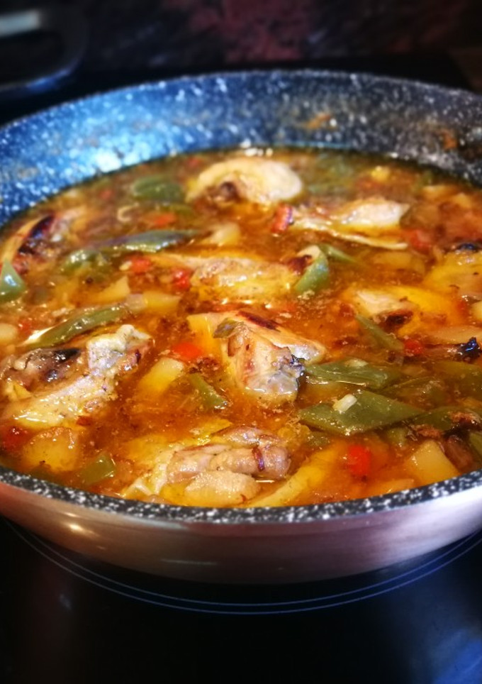 Una foto de Sopa de carne de pollo con judías verdes y chirivía