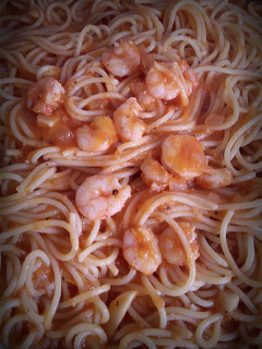 Una foto de Spaghetti al gamberetti (Spaghetti con gambitas)
