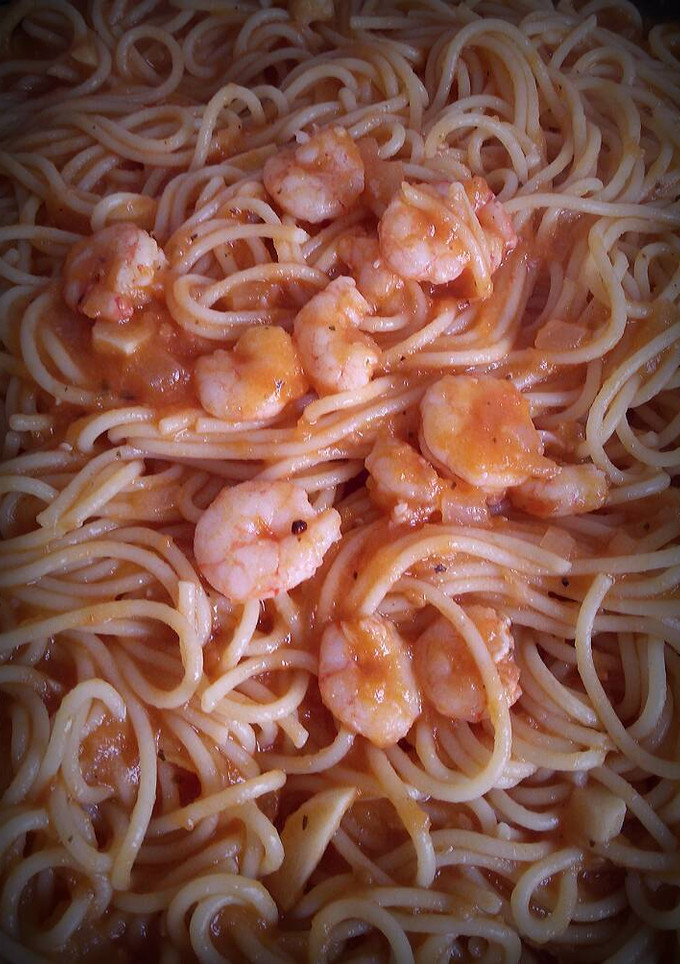 Una foto de Spaghetti al gamberetti (Spaghetti con gambitas)