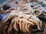 اسباغيتي بالمشروم (الفطر) والسبانخ