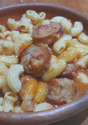 Una foto de Fideos en salsa de chorizos y salamines (reciclado)