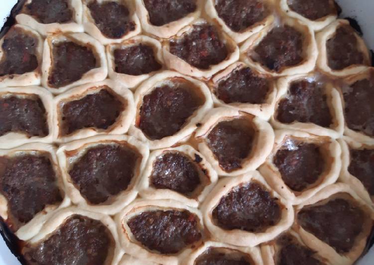 Teigbienenstock gefüllt mit Hackfleisch