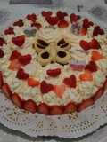 Tarta de fresas con queso, chocolate y salsa de fresas al ron