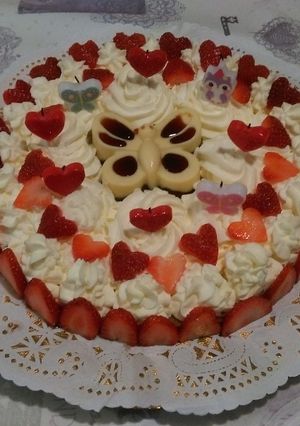 Una foto de Tarta de fresas con queso, chocolate y salsa de fresas al ron
