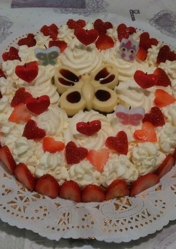 Una foto de Tarta de fresas con queso, chocolate y salsa de fresas al ron