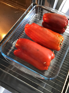 Una foto de Pimientos rojos rellenos de arroz y carne