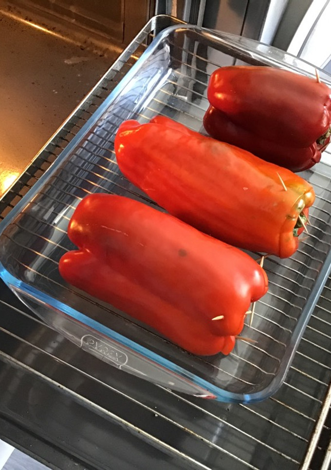 Una foto de Pimientos rojos rellenos de arroz y carne