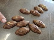 Una foto de bombones de chocolate y nuez