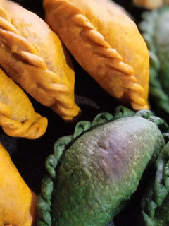 Una foto de Empanadas de cebolla, pollo y queso con masas saborizadas y coloridas